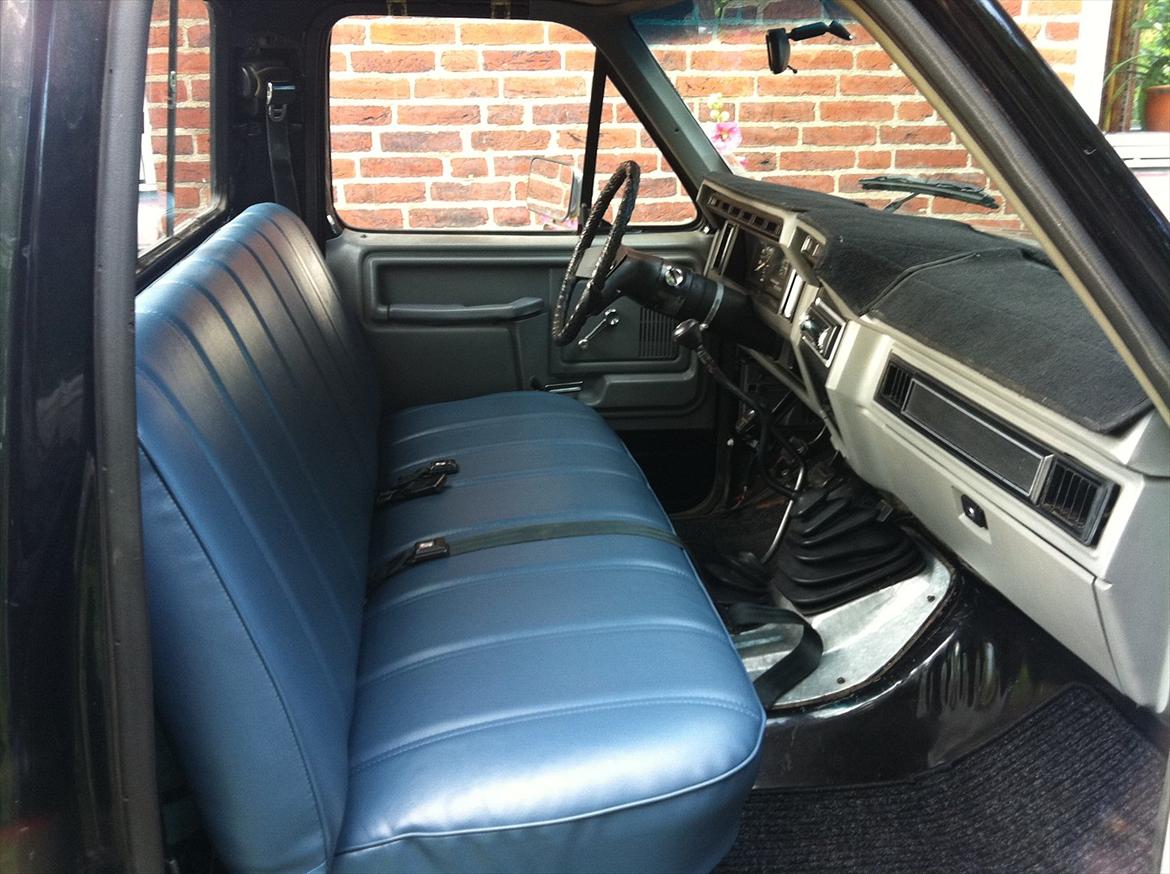 Amerikaner Ford F150 - Ompolstret bænksæde 26/7-2011, det tog en hel dag :-) 
Ny original gearknob monteret billede 17
