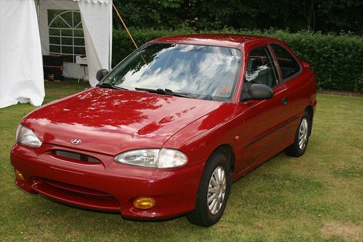 Hyundai accent x3 - Bilen set udefra efter grundig behandling af lak efter diverse små ridser, set fra forskellige vinkler. billede 1