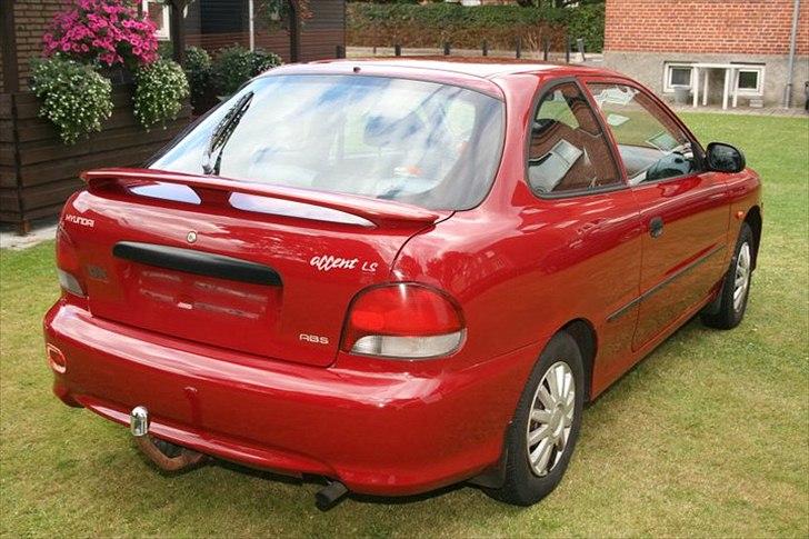 Hyundai accent x3 - Bilen set udefra efter grundig behandling af lak efter diverse små ridser, set fra forskellige vinkler. billede 4