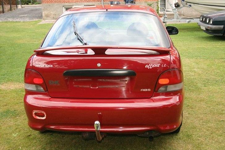 Hyundai accent x3 - Bilen set udefra efter grundig behandling af lak efter diverse små ridser, set fra forskellige vinkler. billede 5