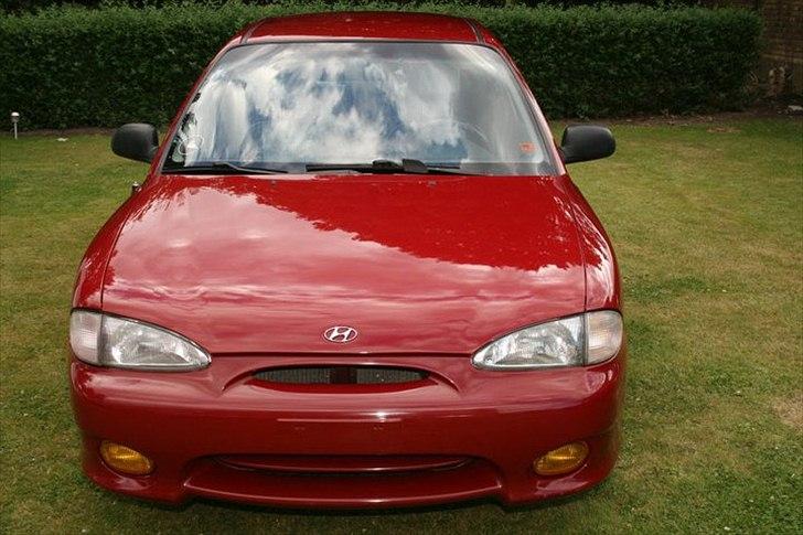 Hyundai accent x3 - Bilen set udefra efter grundig behandling af lak efter diverse små ridser, set fra forskellige vinkler. billede 6