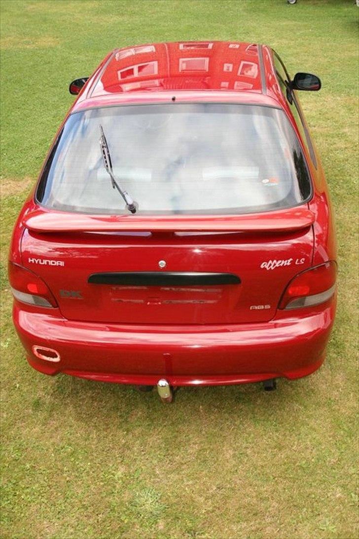 Hyundai accent x3 - Bilen set udefra efter grundig behandling af lak efter diverse små ridser, set fra forskellige vinkler. billede 7