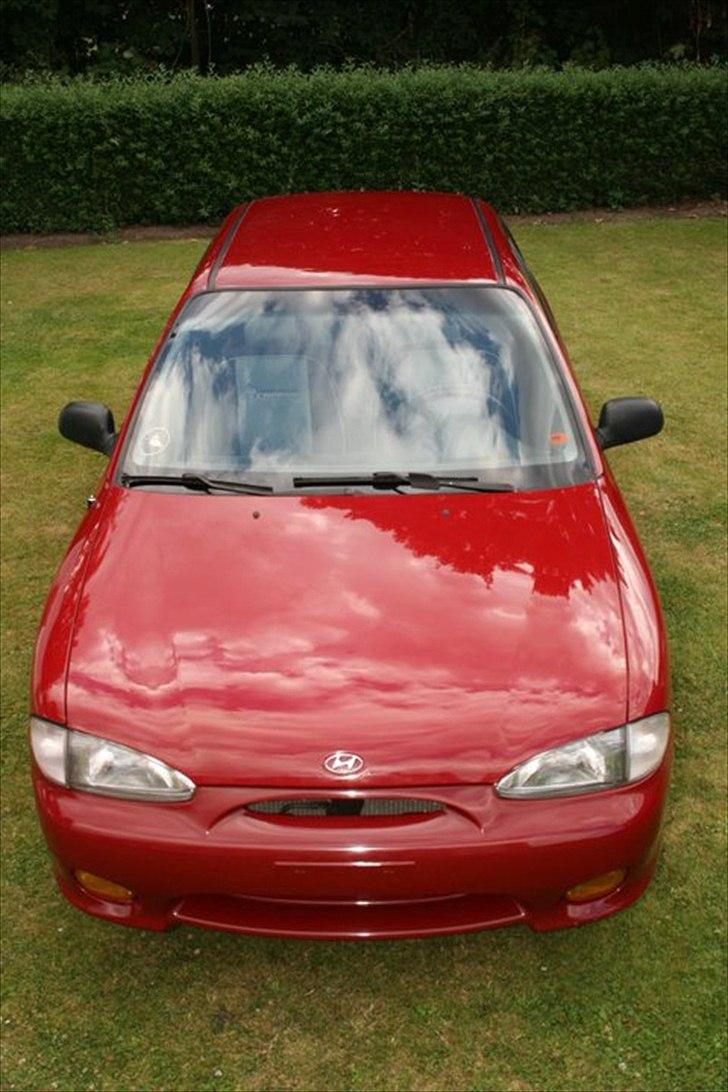 Hyundai accent x3 - Bilen set udefra efter grundig behandling af lak efter diverse små ridser, set fra forskellige vinkler. billede 8