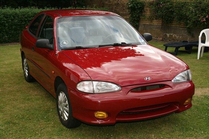 Hyundai accent x3 - Bilen set udefra efter grundig behandling af lak efter diverse små ridser, set fra forskellige vinkler. billede 9