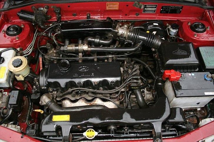 Hyundai accent x3 - Der var ikke meget synligt i motorummet og det blev derfor besluttet at rengøre fra oven og neden og derefter besigtige bolte, motorblok og ligeledes slanger og tanke rundt i motorummet. billede 19