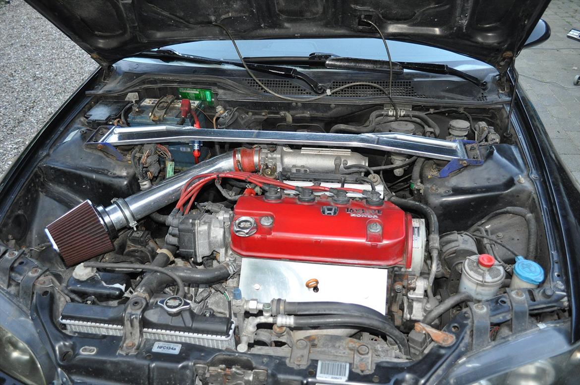 Honda Civic Coupe 1,5 (solgt) - 1,5i SOHC 16V
- K&N filter
- Poleret dyssebro
- Poleret udstødningsmanifold skjold
- Poleret indsugningsrør
- Poleret tårnstiver
- Lakeret ventildæksel
- Røde tændrørskabler
- Mugen olie låg
- Mugen køler låg  billede 14