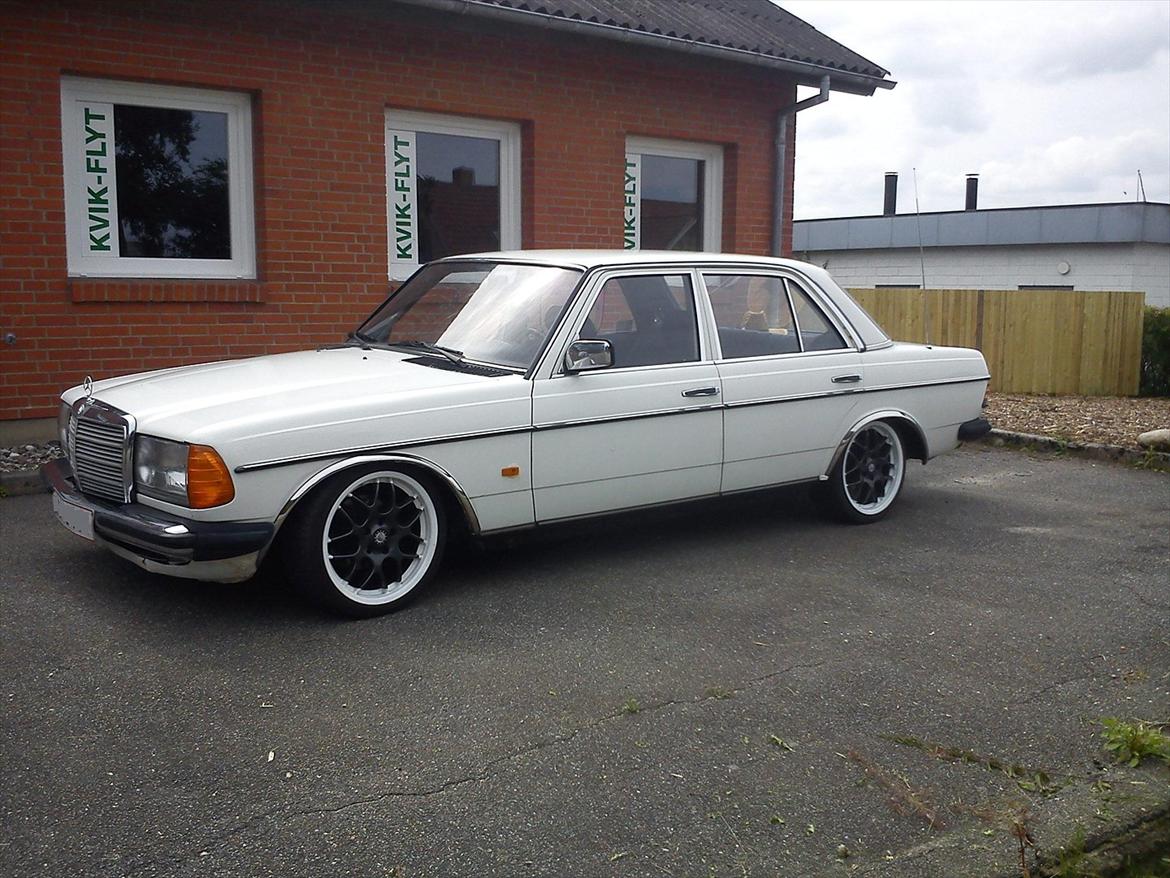 Mercedes Benz 230 w123 solgt billede 2