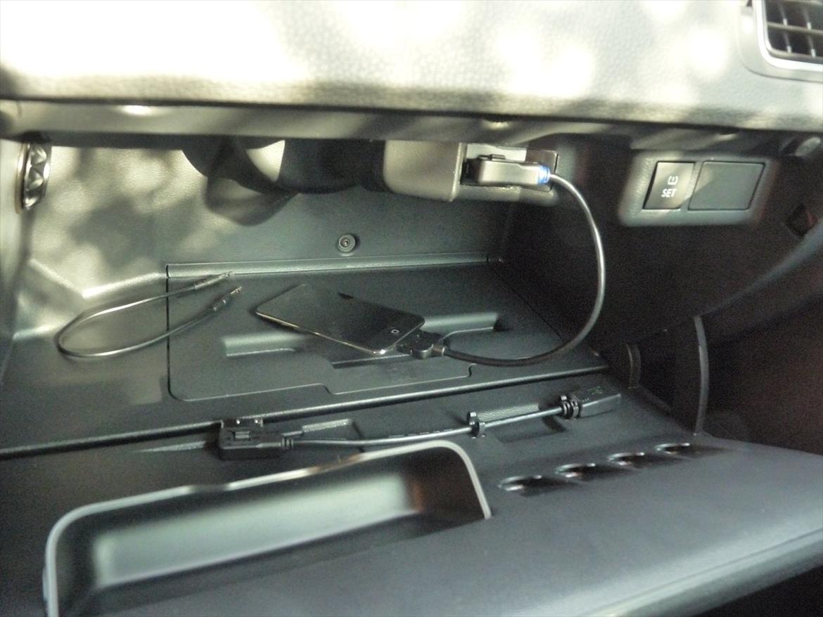 VW Polo 1.6 TDI Comfortline BMT - Originalt Media-In i handskerummet med USB og iPod tilslutning. billede 16