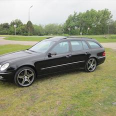 Mercedes Benz E320 W211
