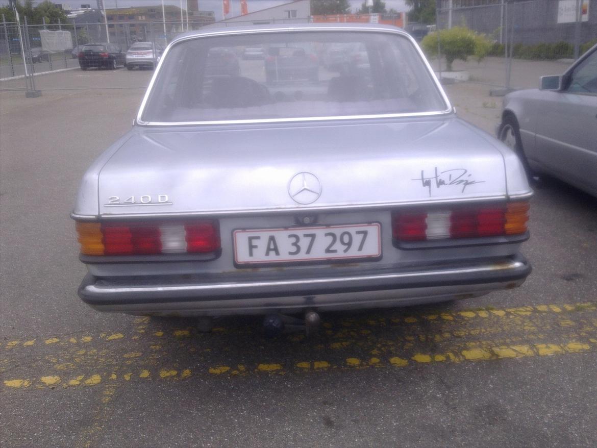 Mercedes Benz 240d aut - ja, et før-billede. bagsmækken skiftet, da denne var pilrådden indenunder. billede 7