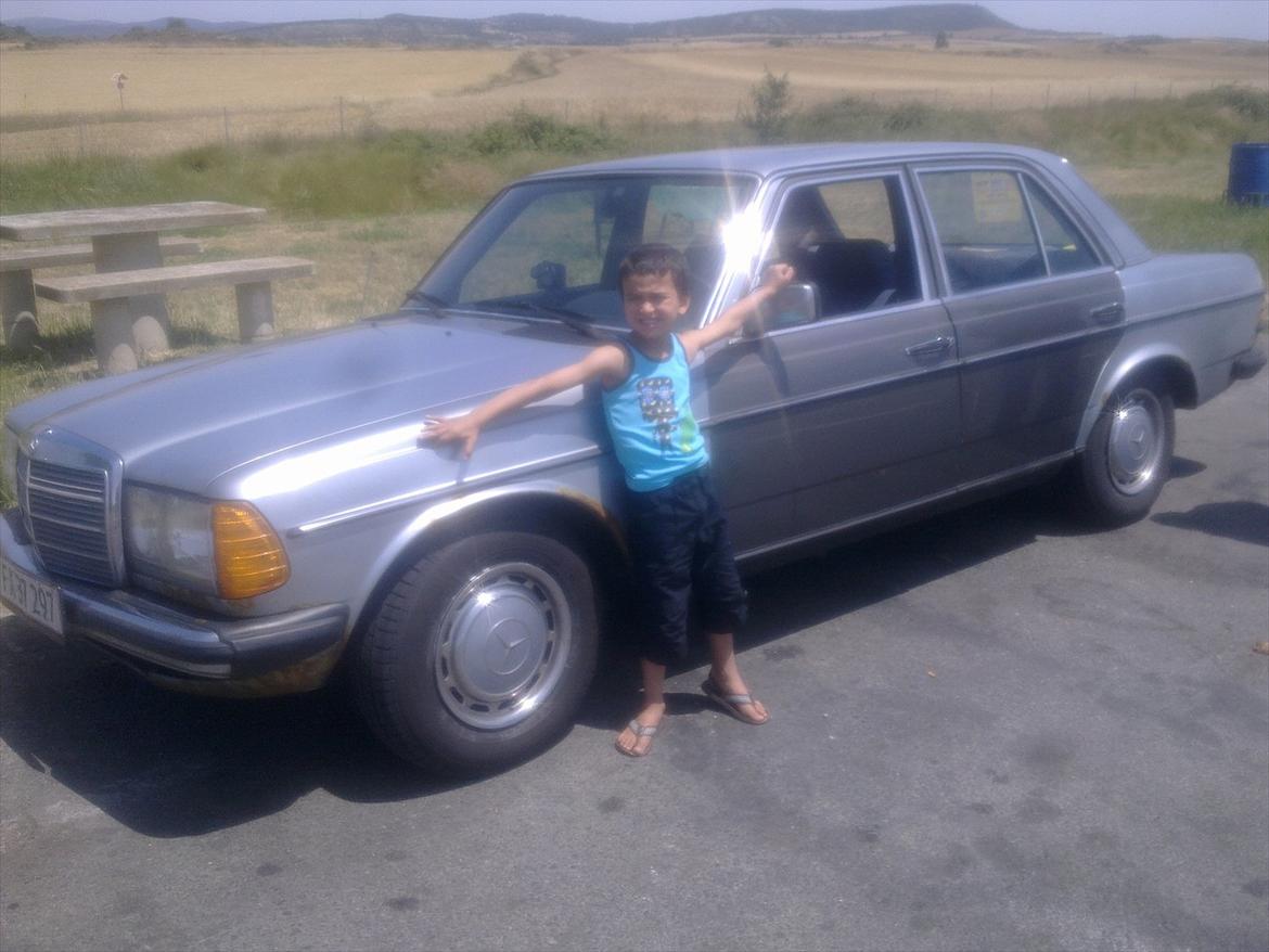 Mercedes Benz 240d aut - så er dørene på og sønnike er stolt af vores dieselhakker. billede 8