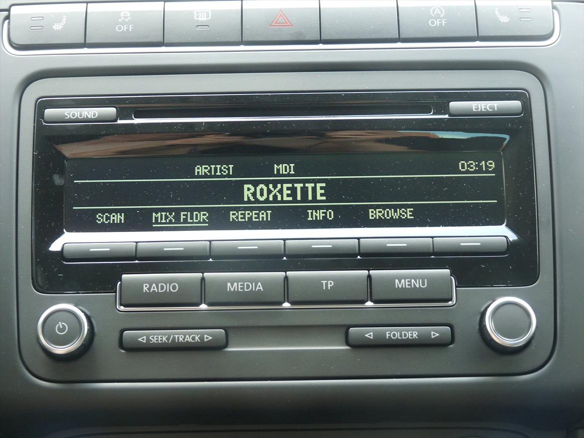 VW Polo 1.6 TDI Comfortline BMT - Radioen er bl.a. en af de små ændringer i 2012 modellen. I stedet for blå er baggrundsfarven nu sort. Dette gælder også for klima displayet. billede 14