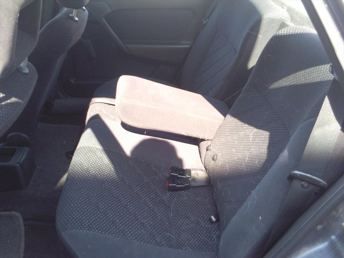 Opel Vectra A 2,0 GL Solgt - Sæder i bag med armlæn. billede 2