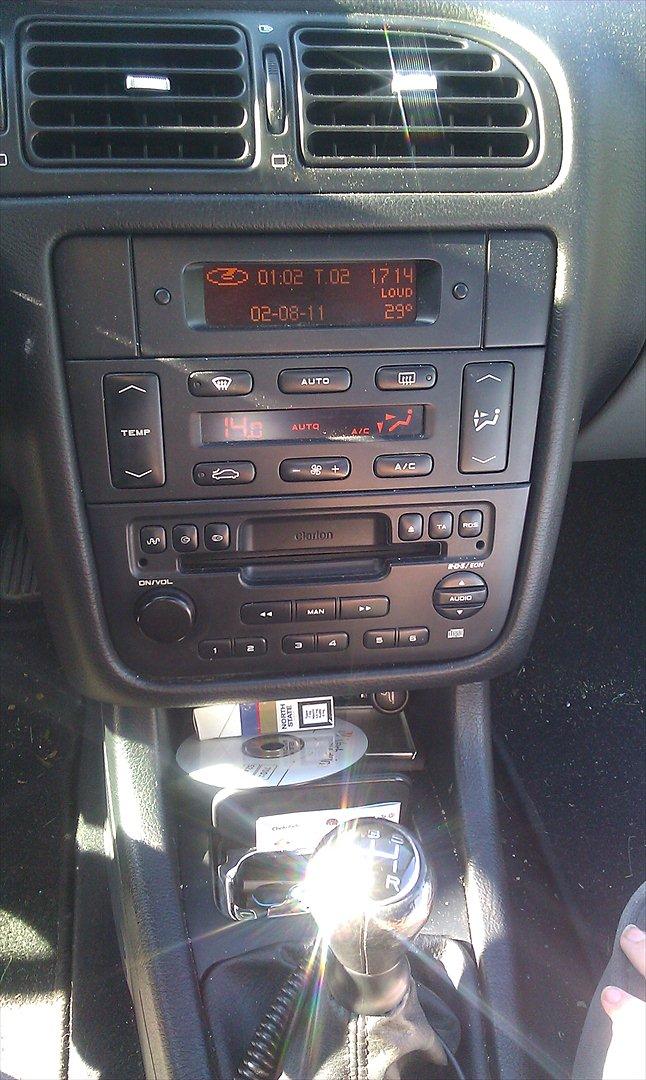 Peugeot 406 1.8 Sedan - Midterkonsol. Med den fantastiske standard radio! :-) New to come billede 11