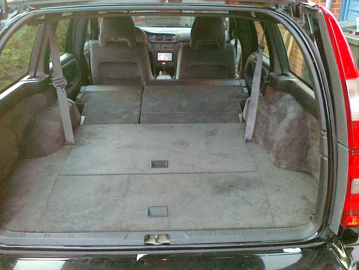 Volvo V70 st.car - Fleksibelt bagagerum - på få minutter forvandlet til enten kæmpestort - 7 personers bil - hundetranport - almindeligt og sidst bare et stort afdækket bagagerum.  billede 5