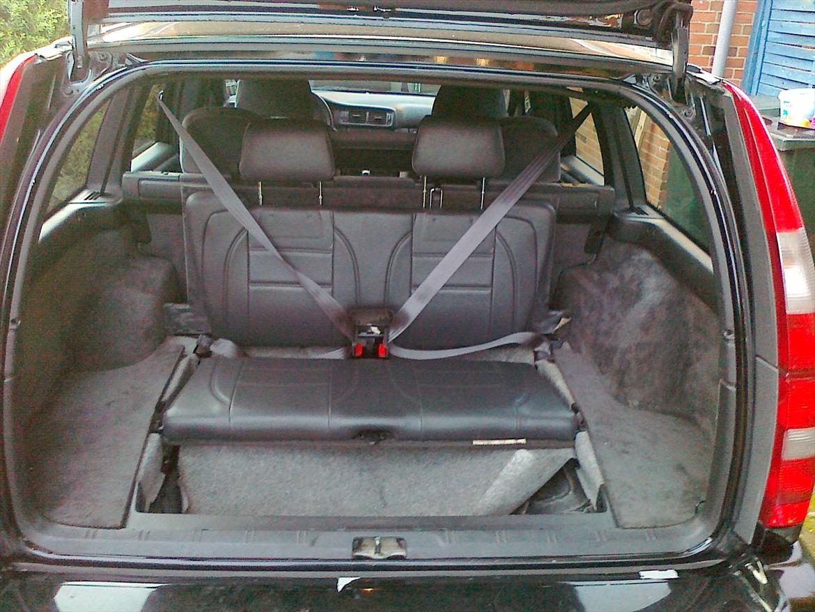 Volvo V70 st.car - Fleksibelt bagagerum - på få minutter forvandlet til enten kæmpestort - 7 personers bil - hundetranport - almindeligt og sidst bare et stort afdækket bagagerum.  billede 6