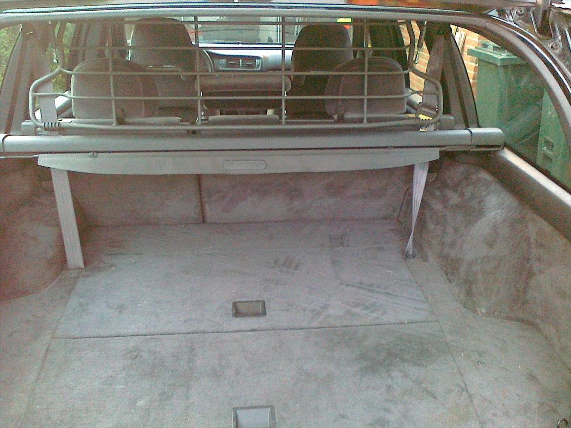 Volvo V70 st.car - Fleksibelt bagagerum - på få minutter forvandlet til enten kæmpestort - 7 personers bil - hundetranport - almindeligt og sidst bare et stort afdækket bagagerum.  billede 7