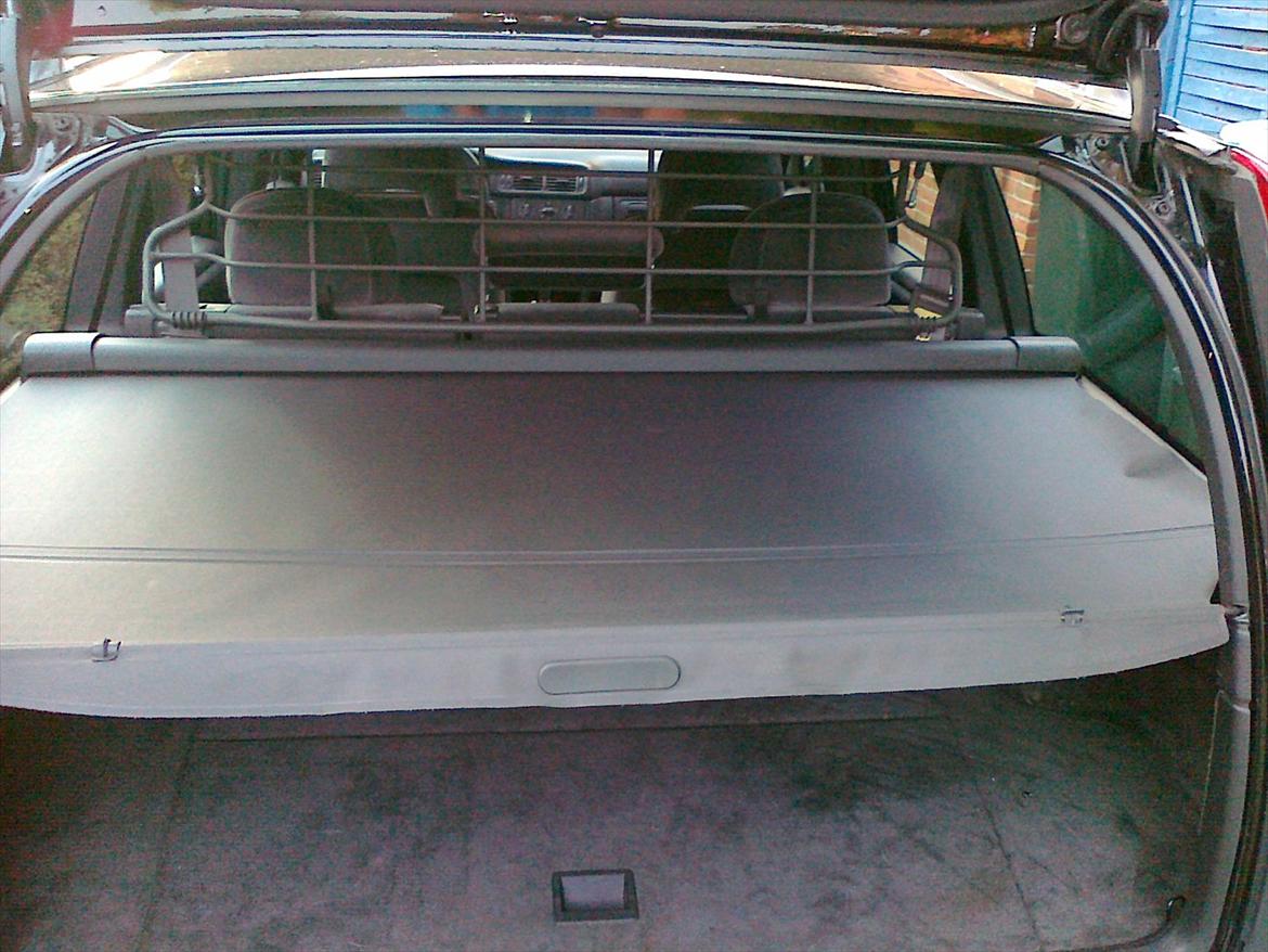 Volvo V70 st.car - Fleksibelt bagagerum - på få minutter forvandlet til enten kæmpestort - 7 personers bil - hundetranport - almindeligt og sidst bare et stort afdækket bagagerum.  billede 8