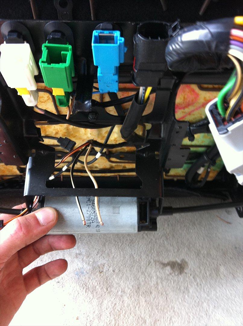 Peugeot 607 3.0 V6  - Sædet kunne ikke køre frem eller tilbage da jeg fik bilen - her er årsagen.. To af ledningerne var knækket.. Easy fix, men igen nok udtryk for lidt dårligere kvalitet end andre biler?? billede 12