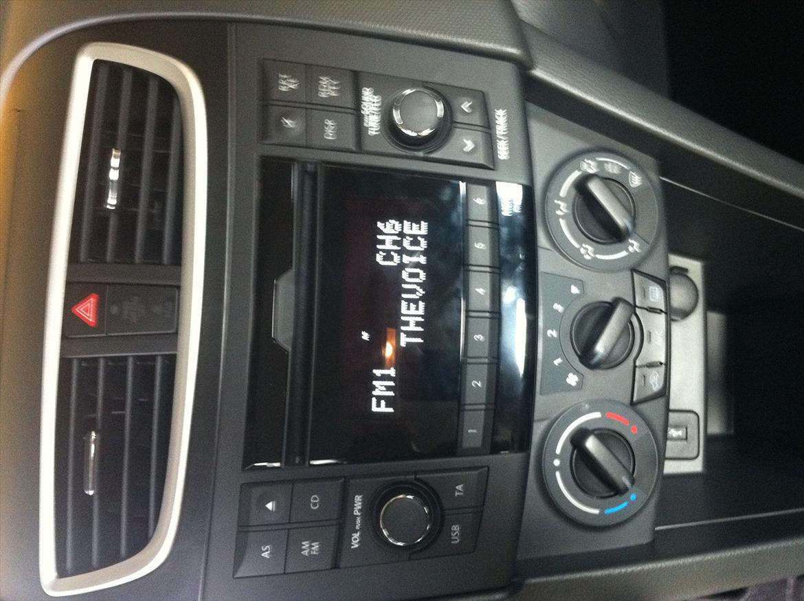 Suzuki Swift - Hers ses radio'en med display, aircondition. I konsollen under ses indgangen til USB. billede 4
