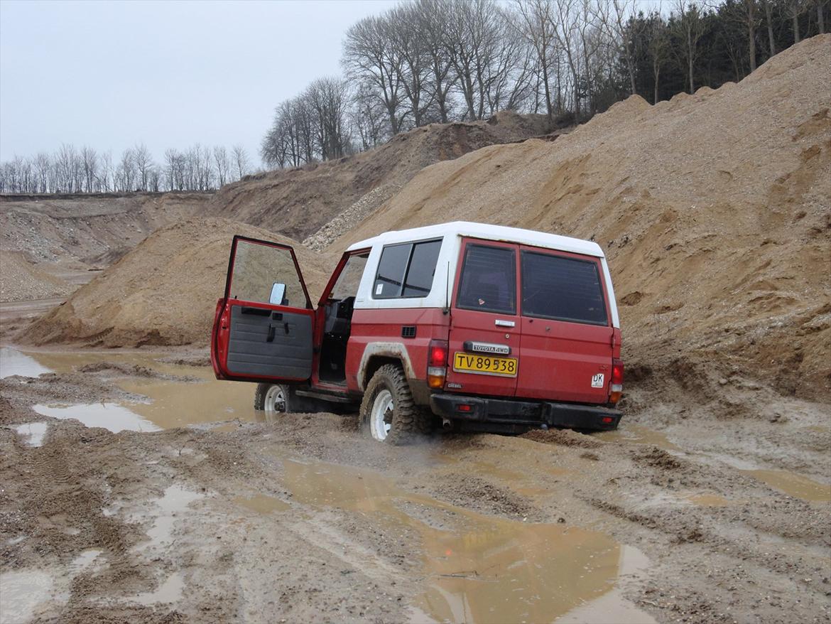 Toyota Landcruiser BJ73 - Gammelrand grusgrav 2011. Ståpr på bunden, og wire med 6 ton træk sprang wiren. Kom op med en 10 ton strop og en dumper, den sad f... fast billede 6