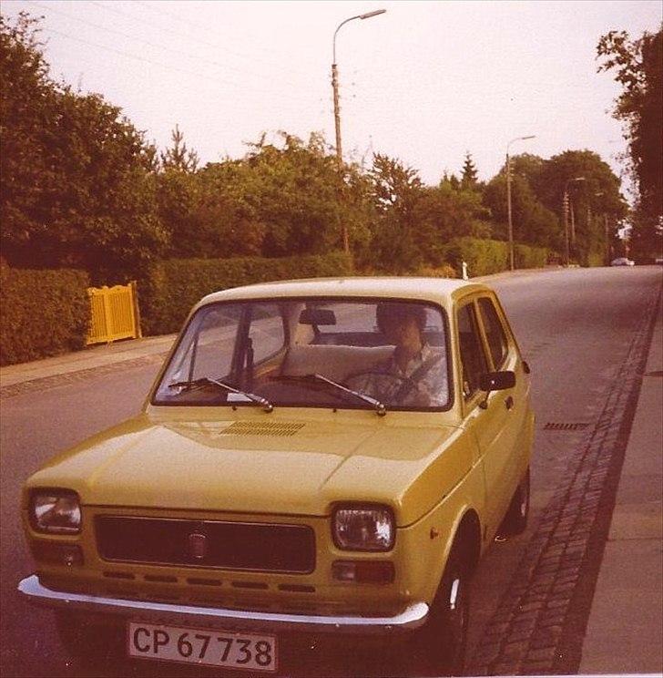 Fiat 127 BERLINA  "macchina del tempo" - 10. august 1979.  Endelig 18 år og med fod på egen speeder!  Pris 22.400,-
for en 1975èr hos Borch Christensen aut. FIAT forhandler
(bemærk den moderigtige 70èr frisure :)) billede 17