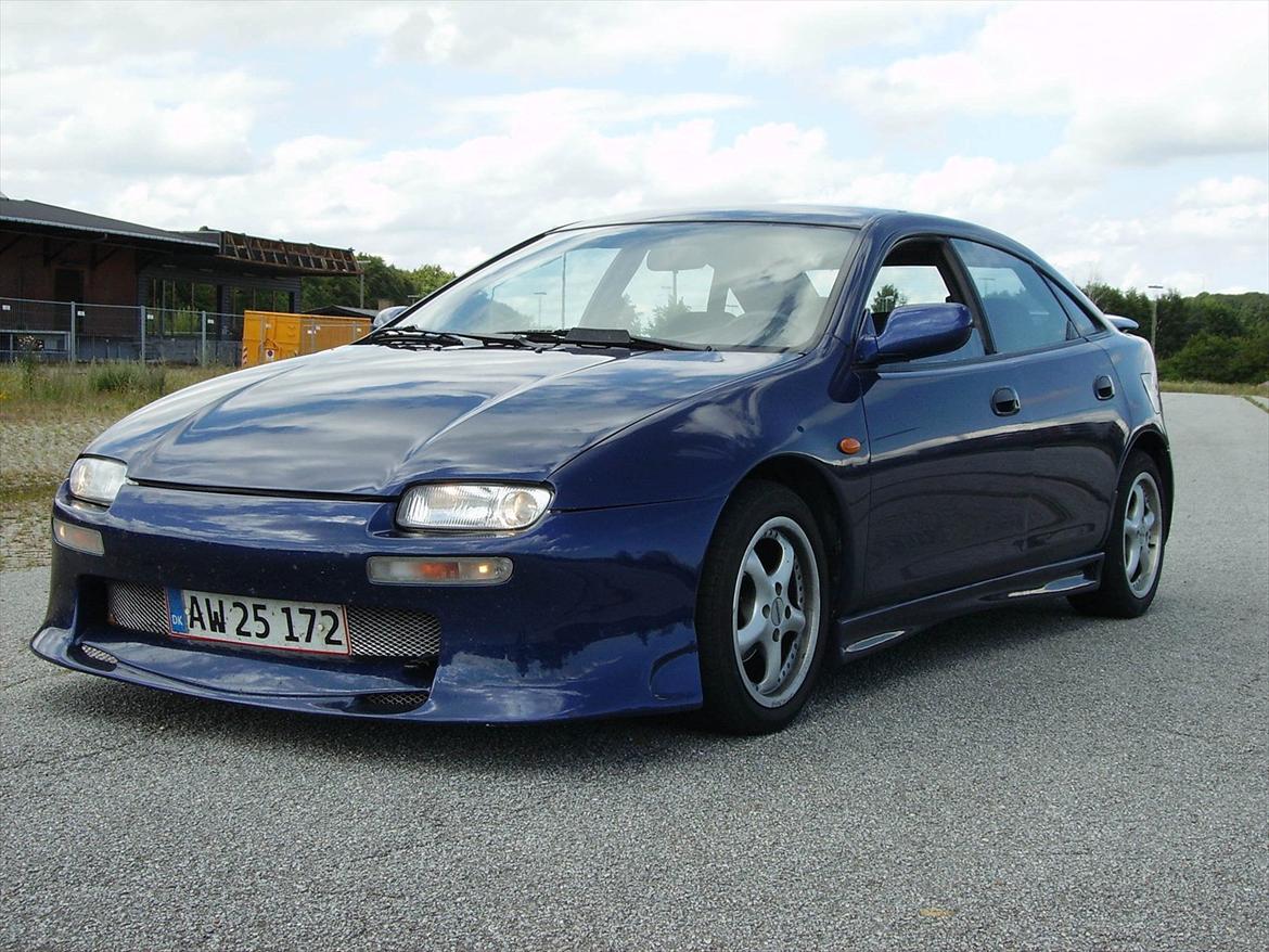 Mazda 323f  billede 1