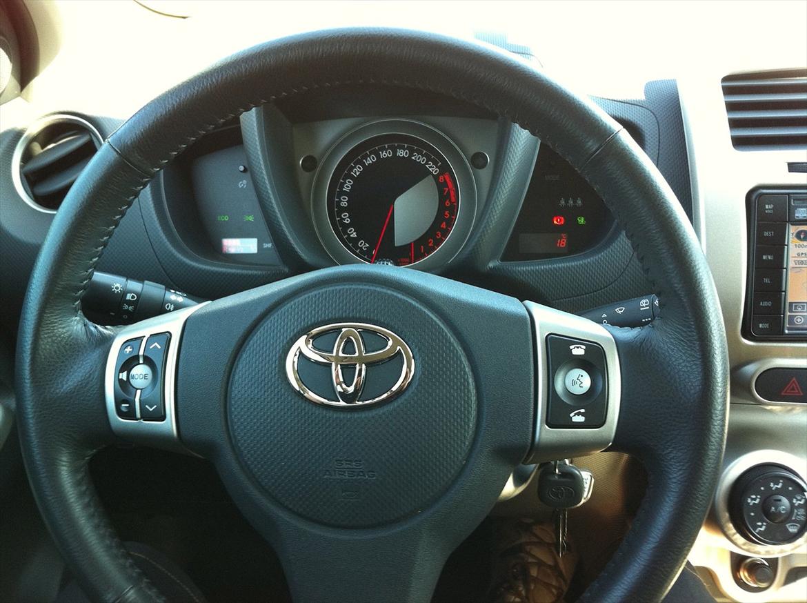 Toyota Urban Cruiser T2 - Læderrat med radio- og telefonbetjening billede 4