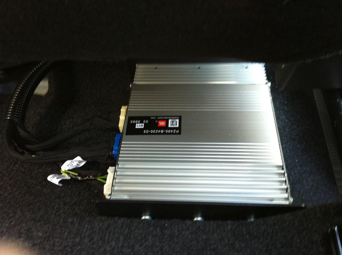 Toyota Urban Cruiser T2 - 400 w. JBL forstærker under HF sæde. Tilpasset kabinen og justerer lyden efter hvor hurtigt man kører. billede 11