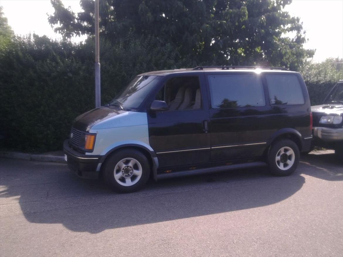 Chevrolet Astro Van *SOLGT* - 9. August 2011: Her er bilen så med nye paneler, trin monteret, dæk i størrelsen 225/70-15 og med en ny venstre forskærm billede 18