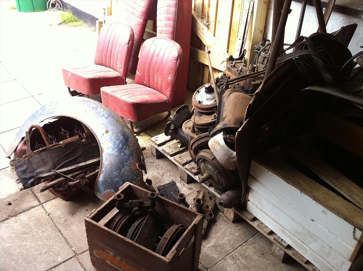 Ford Popular - Der er heldigvis en hel del stumper med bla. Sæder der er ok en komplet motor med gearkasse fortøj bagtøj mm billede 5