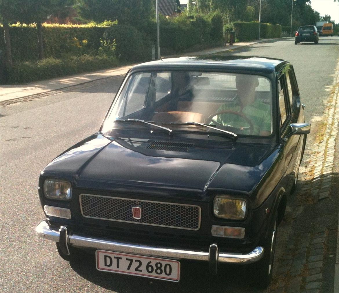 Fiat 127 BERLINA  "macchina del tempo" - 10. august 2011. Samme mand, samme sted 32 år senere, nu i blå "klædedragt" :) billede 18