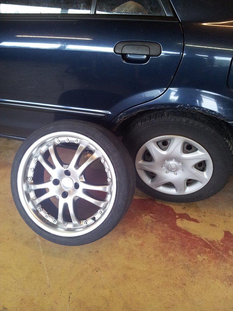 Mazda 323 - Så er der kommet 17" alufælger . 
mangler bare nye dæk.  billede 8