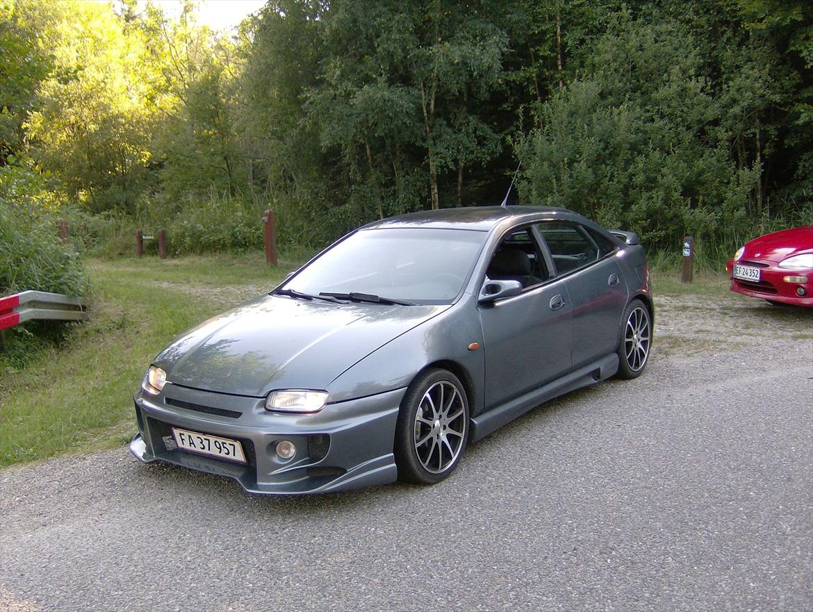 Mazda 323f SOLGT billede 5