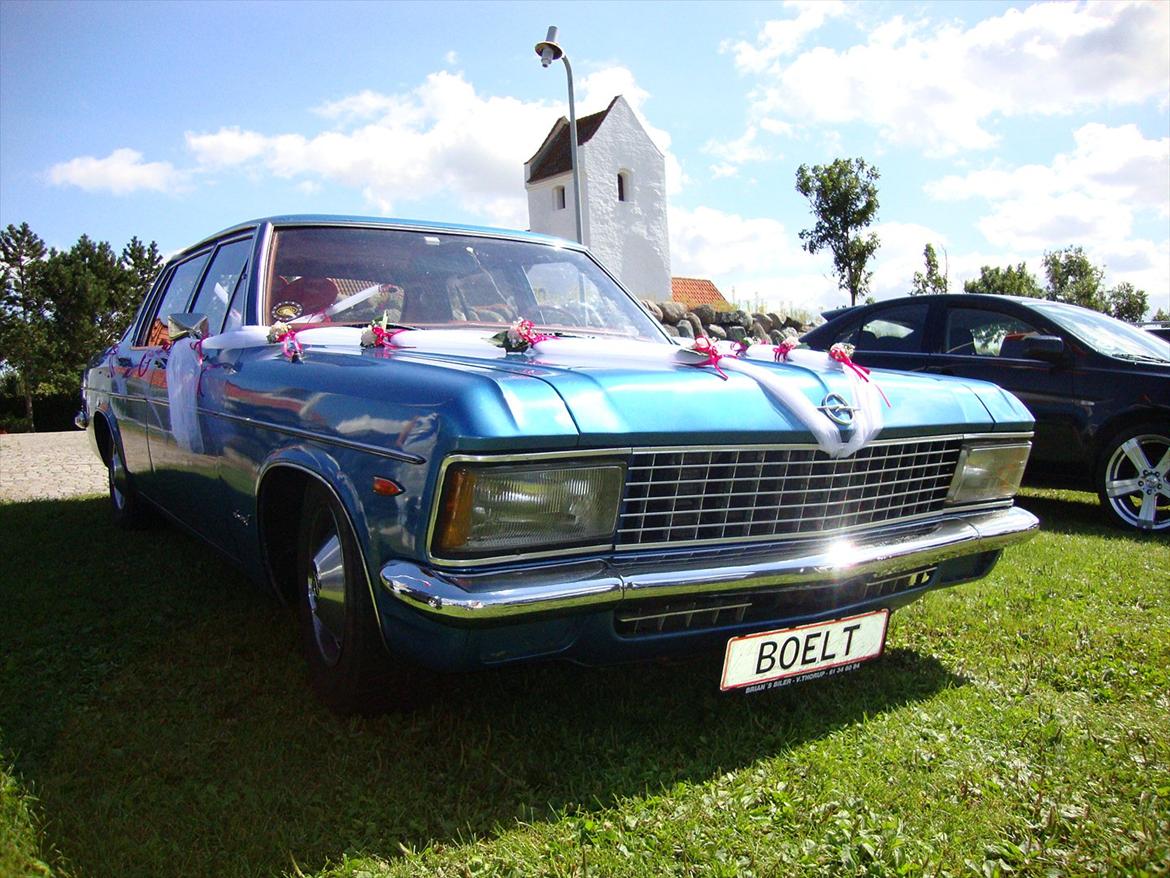 Opel Admiral 2.6i Bryllups kareten. - Foran kirken 13. august billede 2