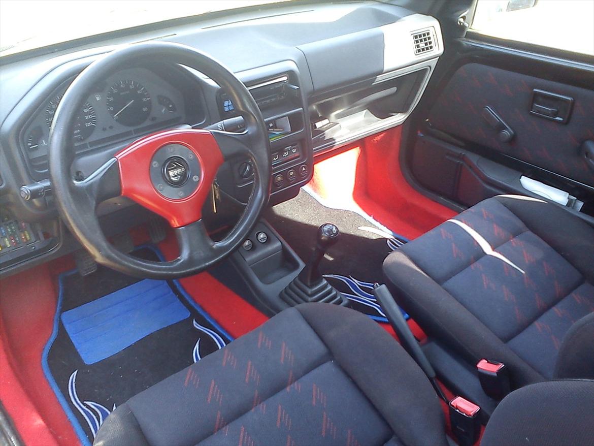 Peugeot 106 Rally 1.3i ***Black Hound*** - Med det nye rat i. Skal have nogen måtter der passer lidt bedere ind snart også  billede 17