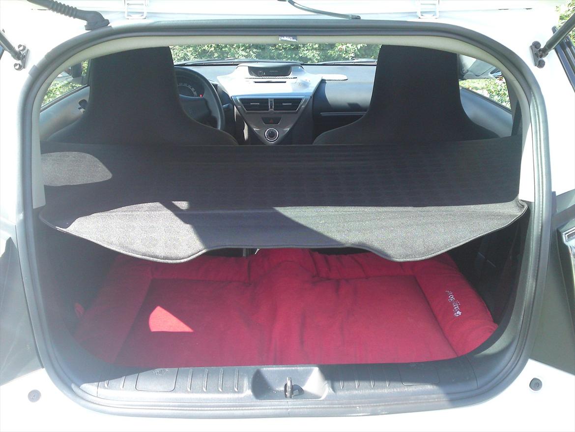 Toyota IQ - 1,4D-4D - Q2. SOLGT - Så fik hunden en ny madras at ligge på jo jo billede 8