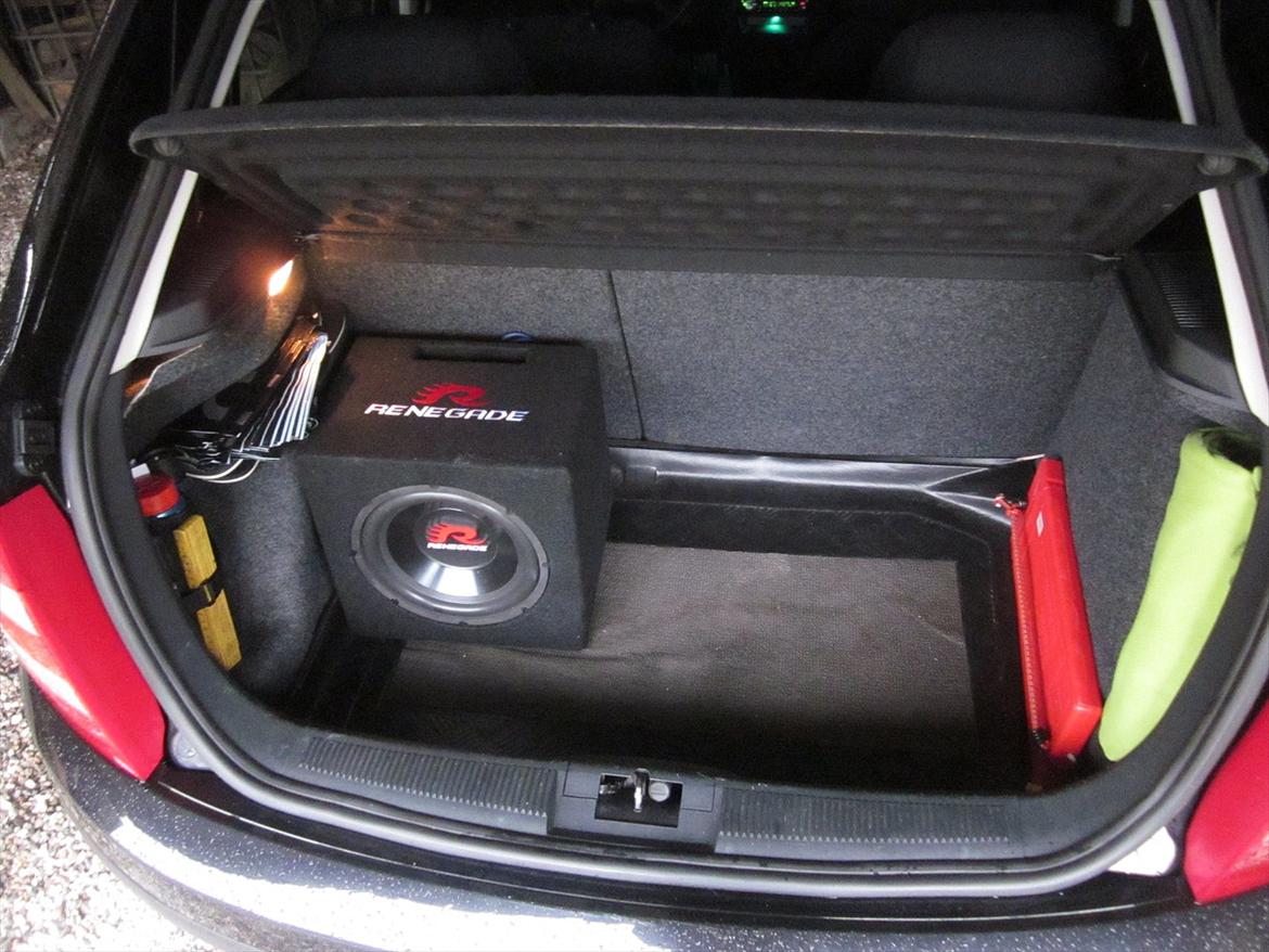 Skoda Fabia Ambiente 101 - 10" bas fra Carsound Odense billede 16