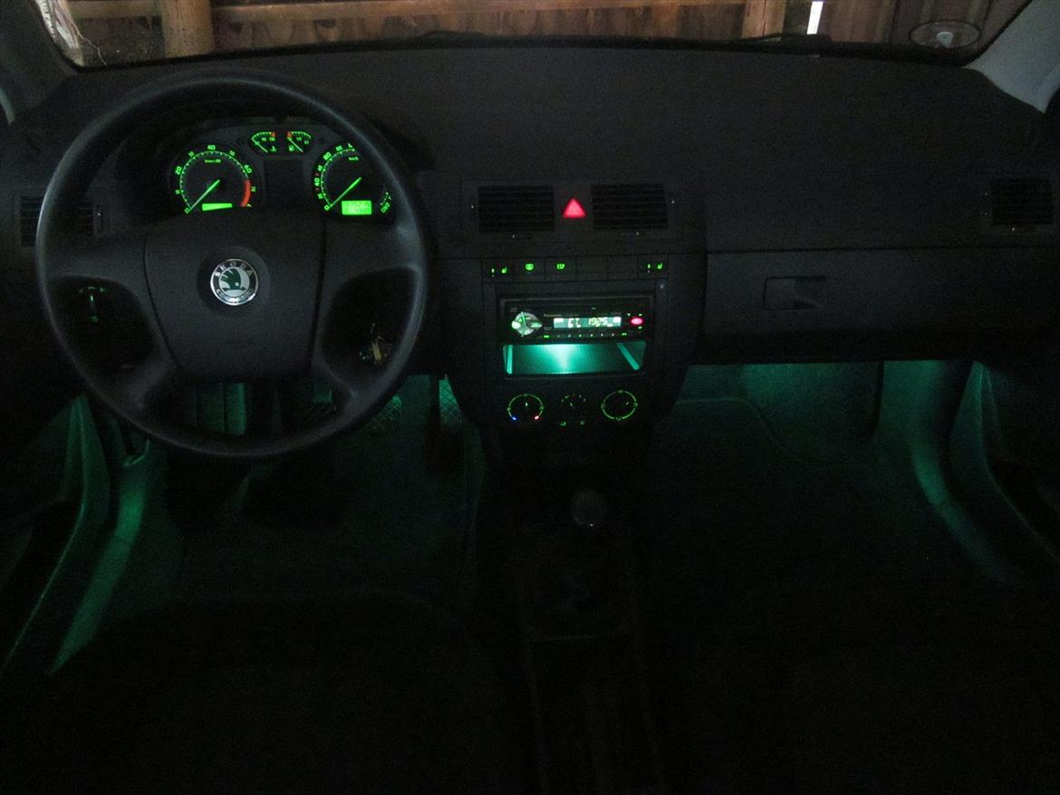Skoda Fabia Ambiente 101 - Grønne dioder gør det ud for kabinelyset :) billede 17