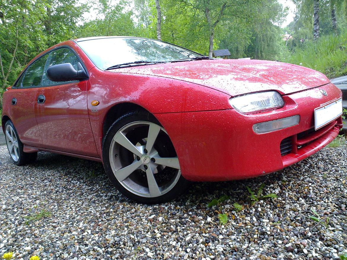 Mazda 323F BA Hatch 5 døre billede 1