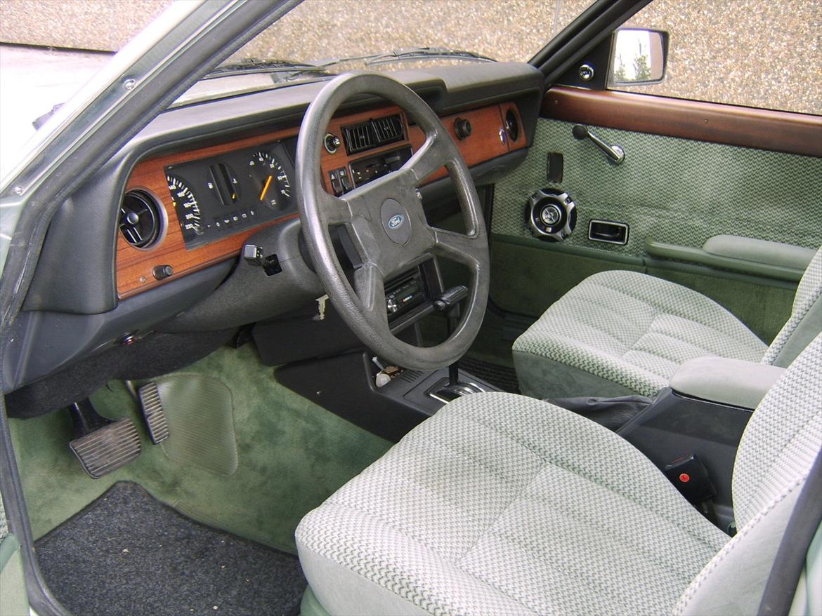 Ford Taunus 2,0 Ghia "solgt" - Ghia kabinen havde velourstof på både sæder og dørsider.  billede 7