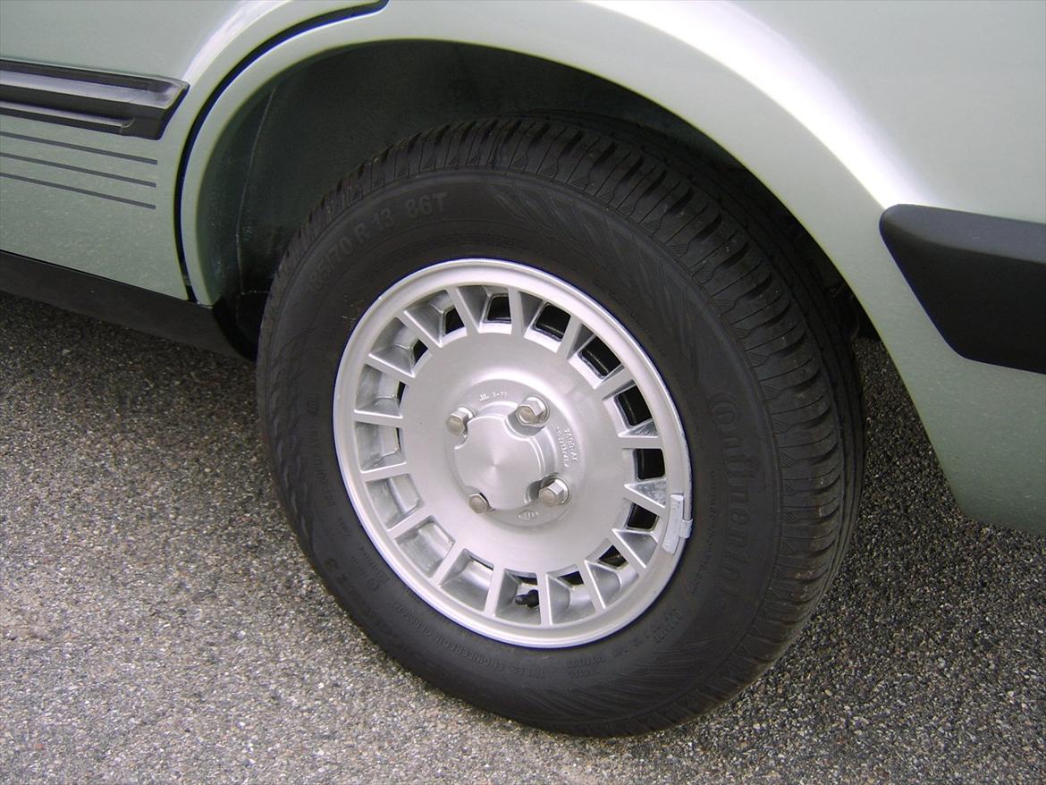 Ford Taunus 2,0 Ghia "solgt" - Fælge i afdrejet aluminium med klarlak. Det eneste rigtige til bilen. Sjælden at finde nu om dage i den oprindelige udgave med klarlak. billede 12