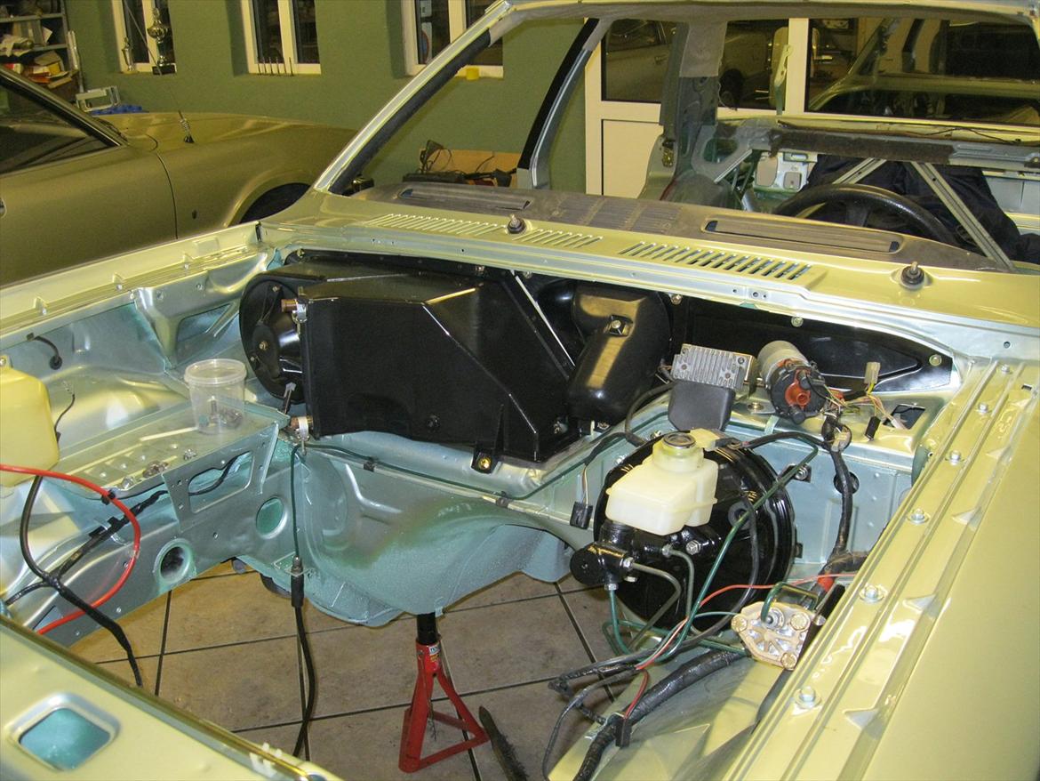 Ford Taunus 2,0 Ghia "solgt" - Så er vi igang med at montere motorrummet billede 19