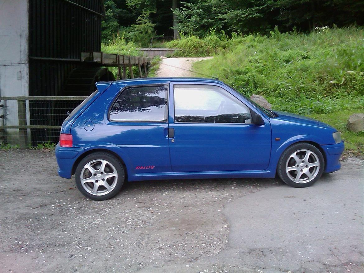 Peugeot 106 rallye 1.6 8v solgt. - såå kan man se hvor sænket den er uhhh nice:? billede 8