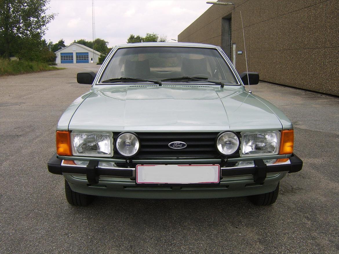 Ford Taunus 2,0 Ghia "solgt" - Forfra. De runde ekstralygter er af mrk. "Carello", der var originalleverandør til Ford. Lygterne var standard på de sidste Ghia udgaver af mrk. 5. billede 4