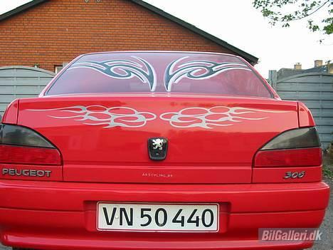 Peugeot 306 1,4 glx - Fik sat en tribal art kameleon folie på bagsmæk der skifter farve i sollyset billede 18