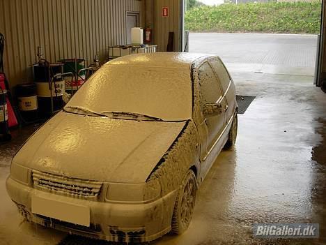 VW Polo 16v solgt - den skal jo også vaskes en gang i mellem... billede 17