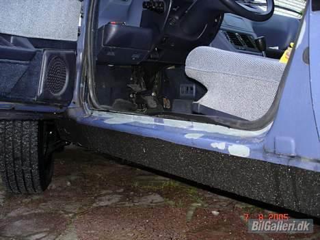 Citroën CX 25 GTI - Her er hun lige kommet retur fra Pava i Køge. Der er ALTID rust bag de plastskjold der dækker panelerne på en CX Serie 2. Heldigvis ingen gennemtæringer! billede 12