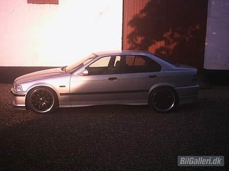 BMW E36 - Fra siden.. Det er halvmørkt når jeg kommer hjem fra arbejde billede 5