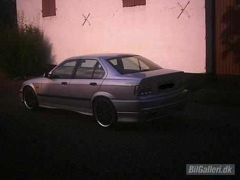 BMW E36 - Skrå bagfra.. Stadig for mørkt.. billede 6
